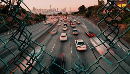 美军一架F18大黄蜂战机，刚飞临伊朗东南沿海就被击中，白宫意识到大国出手了！