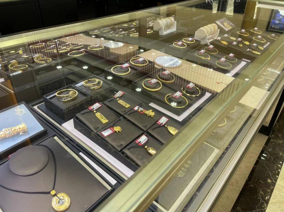 海岱财经丨实探淄博金店：他们在扎堆卖金子<strong></p>
<p>网购期货</strong>，他们在扎堆买金子