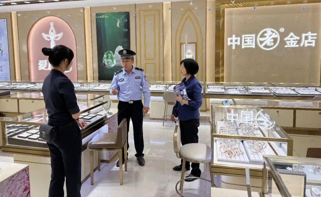 柳州女子到柳南万达买3万元黄金<strong></p>
<p>贵金属关税政策</strong>，不挑款不问价，店员吓到报警！