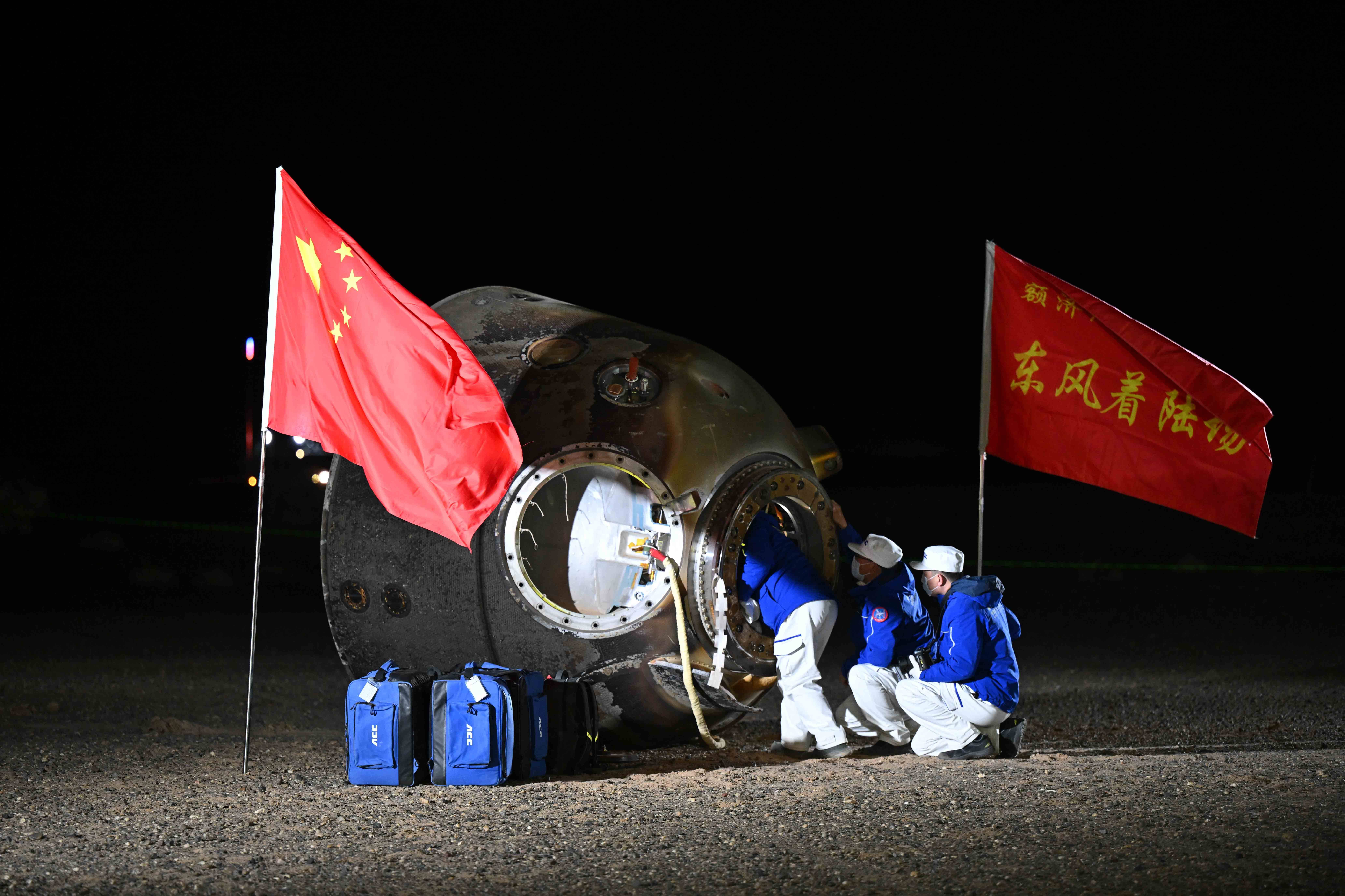 返回舱着陆最后一米<strong></p>
<p>贵金属模拟试题</strong>，4台着陆反推发动机10毫秒内同时点火
