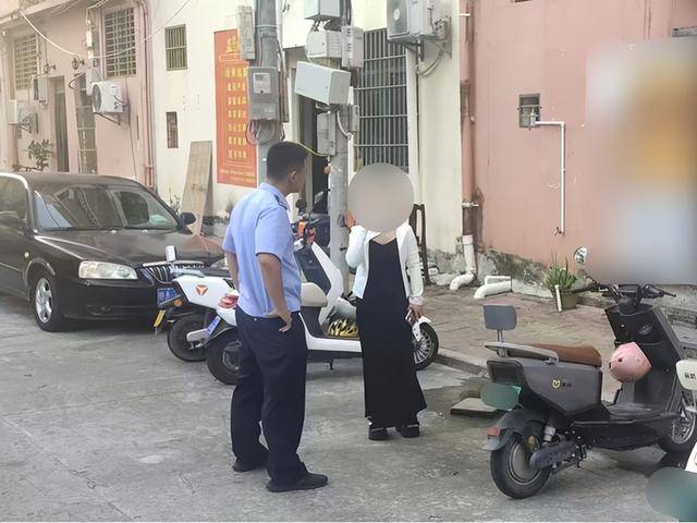 一女子肇事逃逸后仍去逛街<strong></p>
<p>贵金属模拟试题</strong>，被抓后竟称：是路人劝我走的