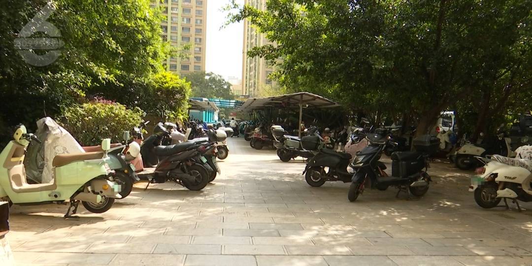 拒绝电动车乘电梯上楼<strong></p>
<p>贵金属模拟试题</strong>！昆明一小区阻车神器“上岗”