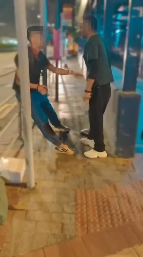 香港休班警长深夜遭抢劫<strong></p>
<p>贵金属模拟试题</strong>，身中数刀现场曝光！外籍凶手被拘捕