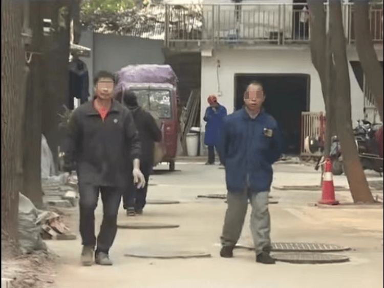 长沙一小区变“井”区：9栋楼井盖多达170个<strong></p>
<p>深圳聚盈贵金属</strong>，施工方称地下管网复杂只能加井