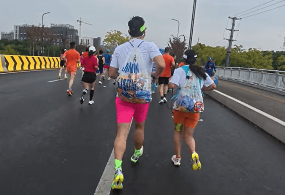 苏州马拉松一男一女将给选手的免费零食打包“负重”奔跑<strong></p>
<p>安徽西贵金属交易</strong>？主办方回应