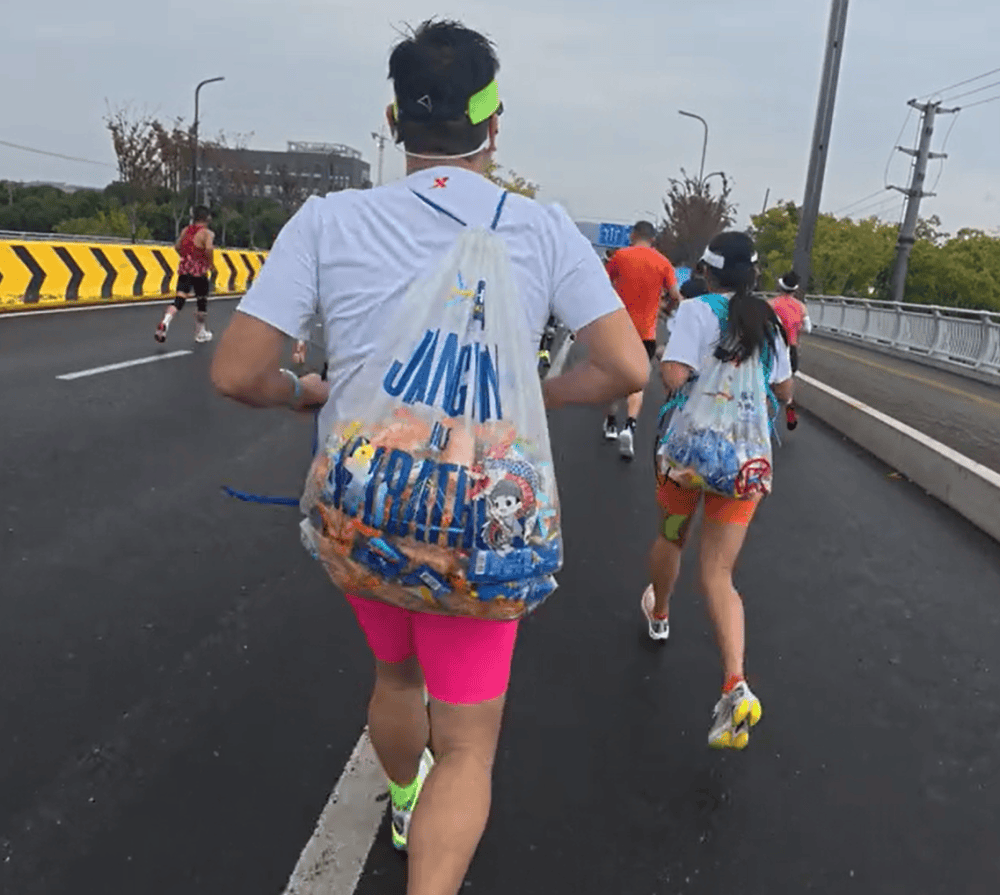 苏州马拉松一男一女将给选手的免费零食打包“负重”奔跑<strong></p>
<p>安徽西贵金属交易</strong>？主办方回应