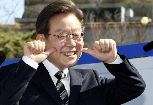 执政党捏着鼻子要“保尹”<strong></p>
<p>成都贵金属银行</strong>，尹锡悦的总统宝座，将由8个人决定