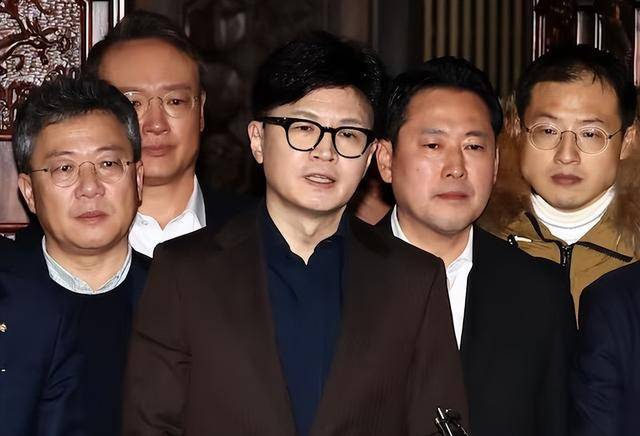 执政党捏着鼻子要“保尹”<strong></p>
<p>成都贵金属银行</strong>，尹锡悦的总统宝座，将由8个人决定