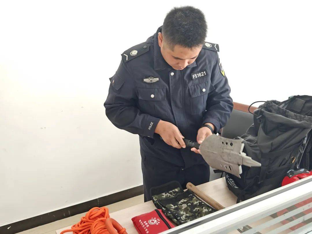 警服做的担架？网友直呼：安全又温暖<strong></p>
<p>贵金属含量</strong>！