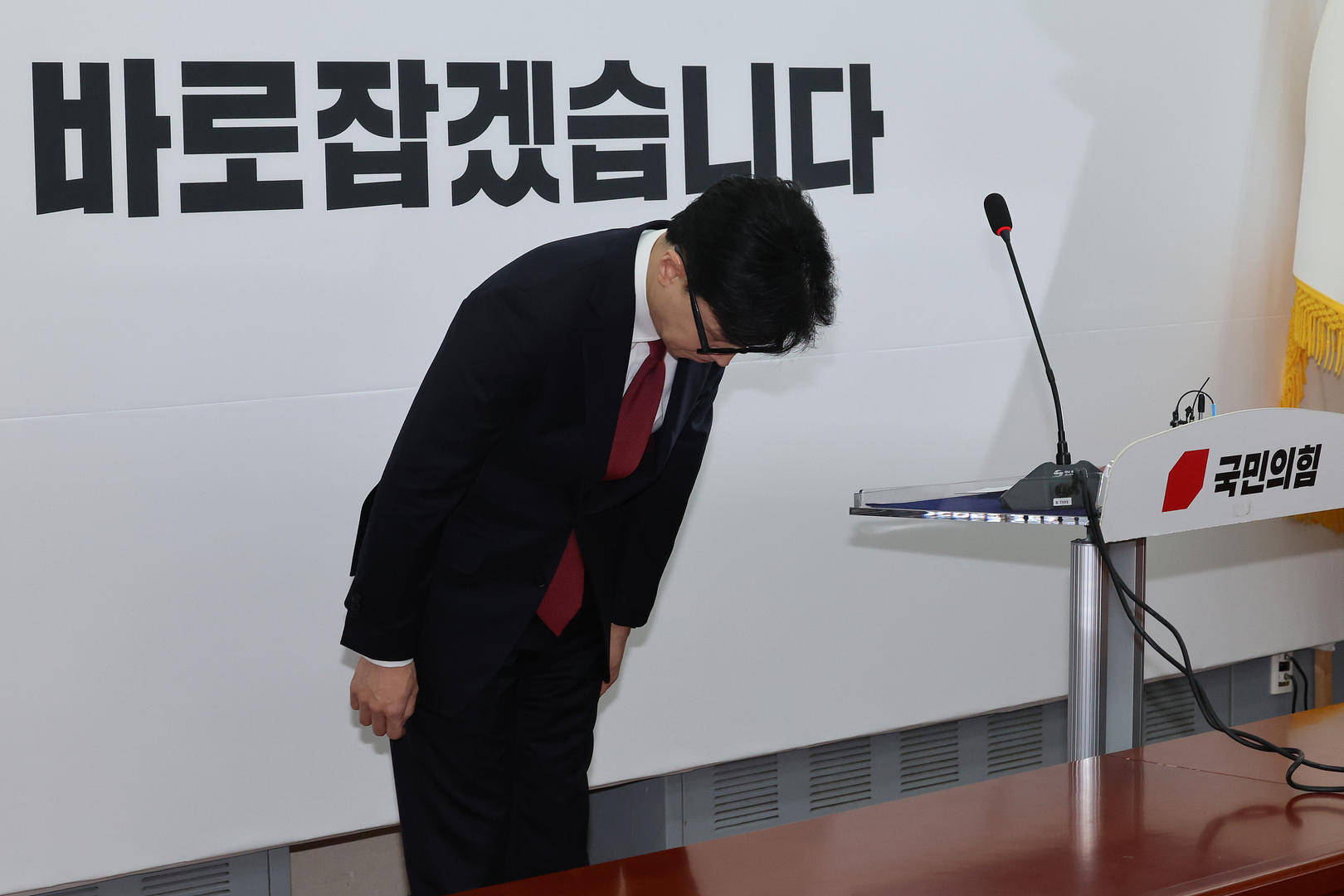 突然主张弹劾总统的韩国执政党党首：曾获尹锡悦多次提拔<strong></p>
<p>郑州贵金属地方</strong>，后因第一夫人惹怒“亲尹派”