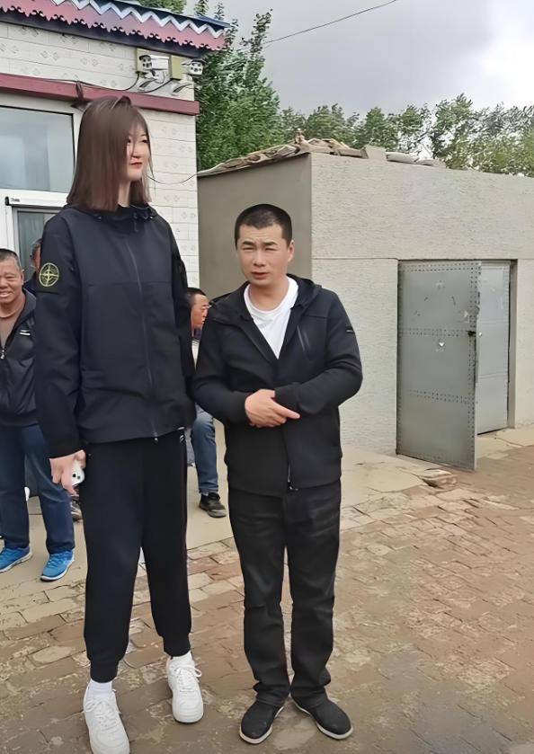 女孩身高2米26貌美如花<strong></p>
<p>融祥贵金属诈骗</strong>，妈妈天天发愁：白长这么漂亮，没人敢追