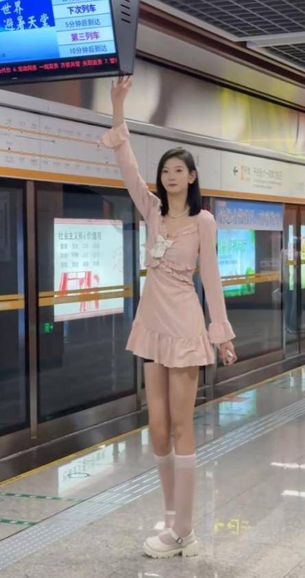 女孩身高2米26貌美如花<strong></p>
<p>融祥贵金属诈骗</strong>，妈妈天天发愁：白长这么漂亮，没人敢追