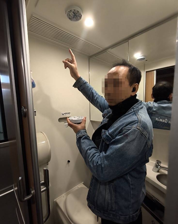 男子为了在动车抽烟防止被查<strong></p>
<p>国内正规的贵金属</strong>，竟把烟雾报警器给拆了！铁警：拘留