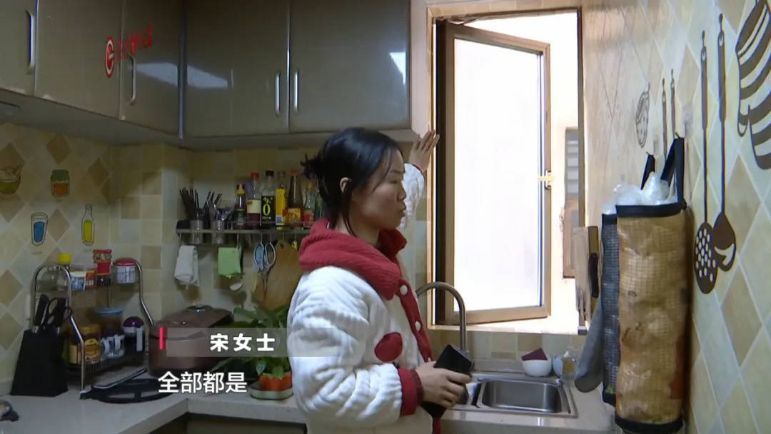 恶心坏了！贵阳一女子家中被扔进一颗“炸弹”<strong></p>
<p>腾讯国际贵金属行情</strong>，残羹剩饭炸开花