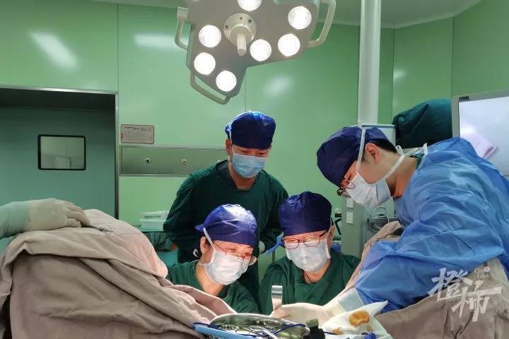“我肚子里有个东西<strong></p>
<p>贵金属价格今日pt</strong>，是活的！”浙江78岁奶奶一句话惊呆众人