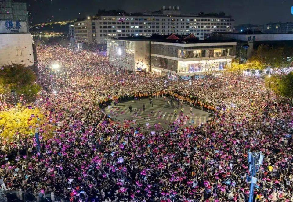 跨年夜在人群里点烟花喷射<strong></p>
<p>国际贵金属网</strong>，警方通报：李某（男，22岁）已被采取刑事强制措施