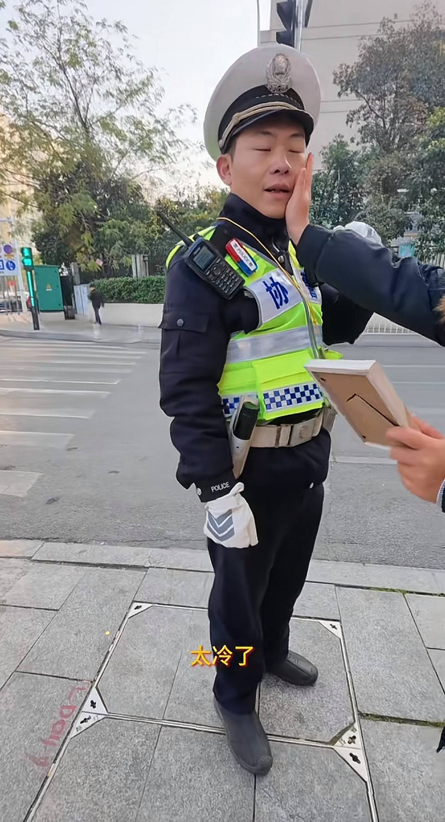 “原来你这么棒啊！”长沙协警执完勤被妻子宠溺“摸脸杀”<strong></p>
<p>贵金属是不是货币</strong>，摄影师拍下幸福一刻