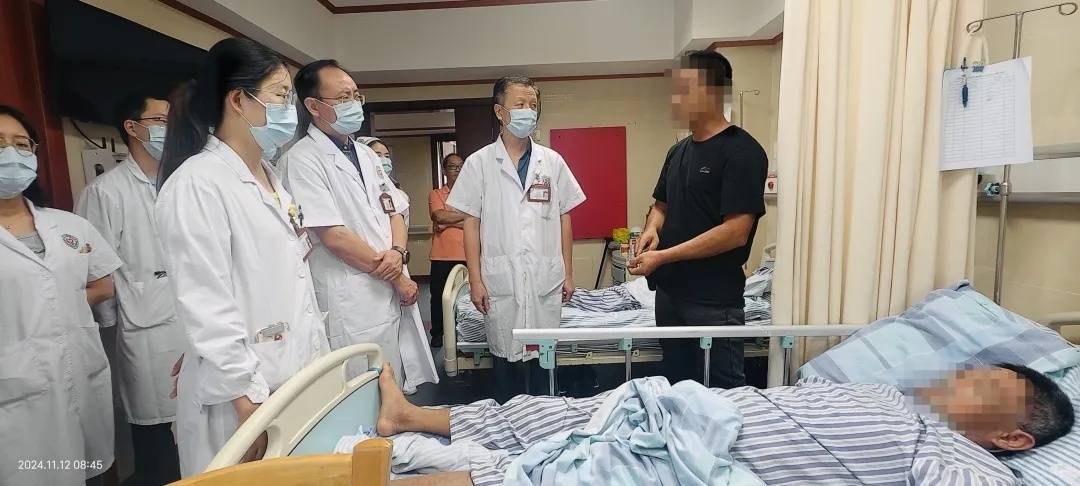 广州一“老酒鬼”路边捡到宝<strong></p>
<p>DOT网站</strong>，笑着笑着倒下了……