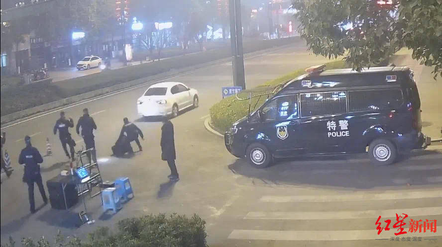 男子车内放疑似枪支遇检查强行冲卡致一辅警被拖行受伤<strong></p>
<p>BNB网站</strong>，已被抓获！“枪支”正在鉴定