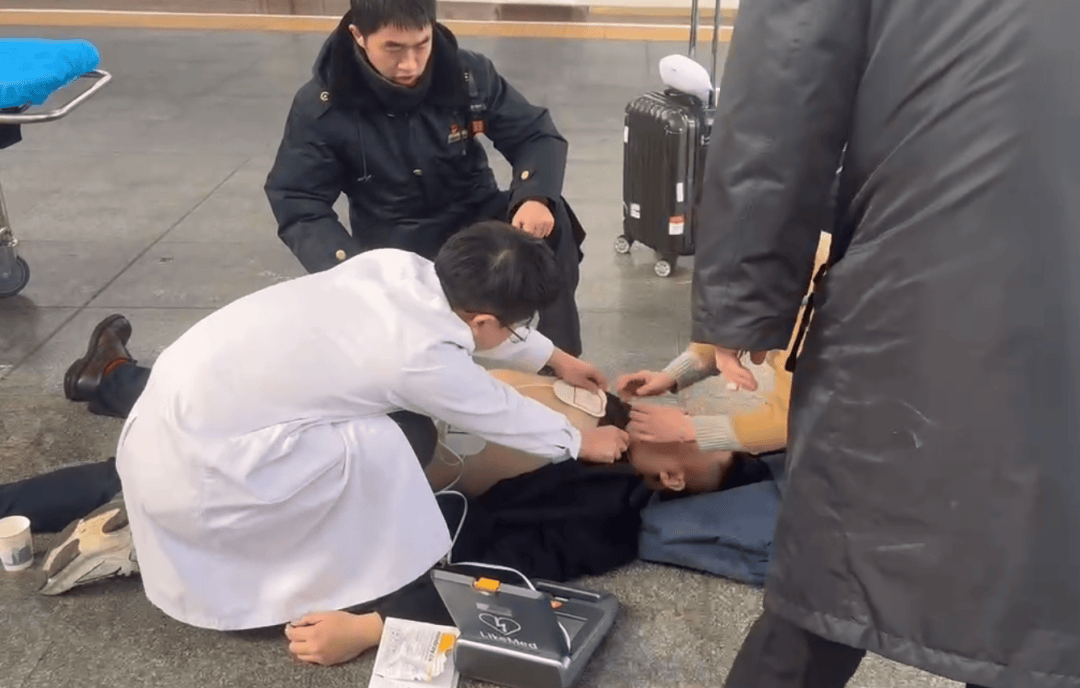 男子在长沙南站心脏骤停晕倒<strong></p>
<p>艾达币网站</strong>，醒来后第一句话：要赶去上班！