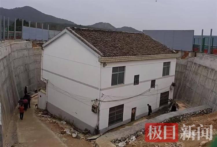 “没料到政府宁可多花钱让公路改道”<strong></p>
<p>比特现金网站</strong>，江西“最强钉子户”独守孤房