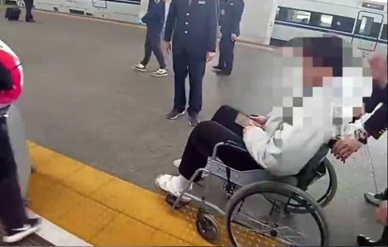 “救命<strong></p>
<p>莱特币网站</strong>，我不想死”！厦门北站，D131次列车突发！