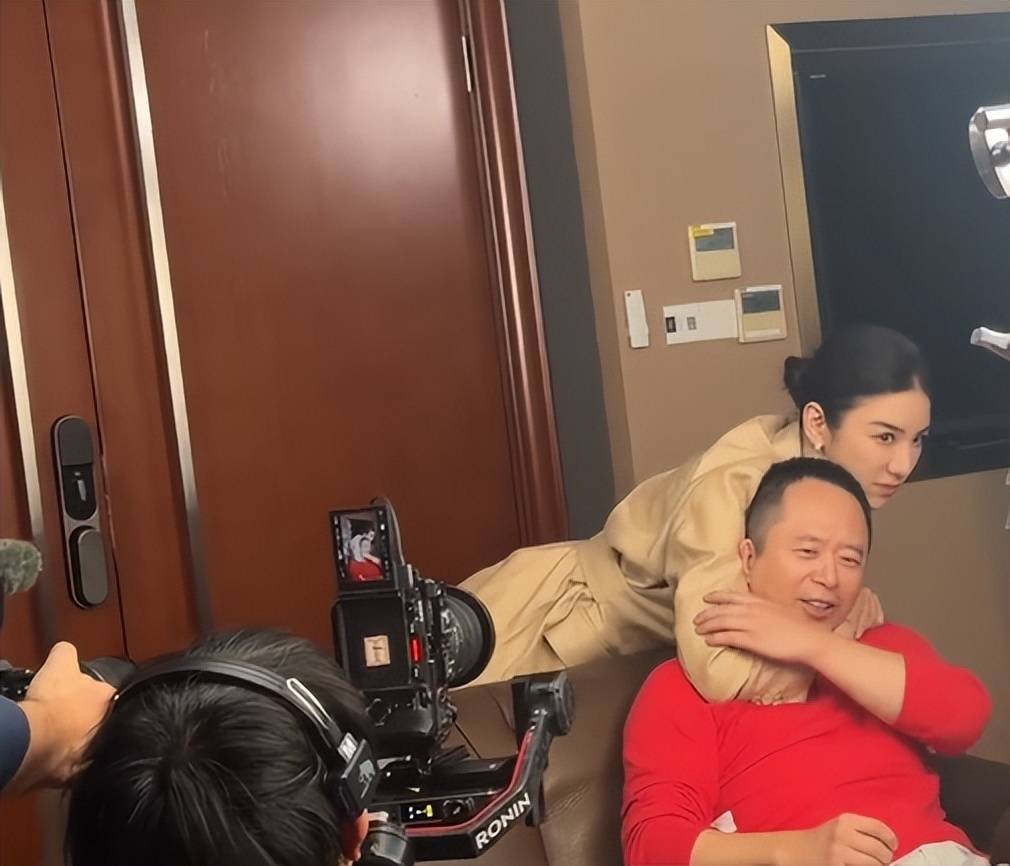 周鸿祎回应参演的短剧辣眼睛：黄奕诱惑<strong></p>
<p>BITOP投资</strong>我的剧情是DeepSeek设计的