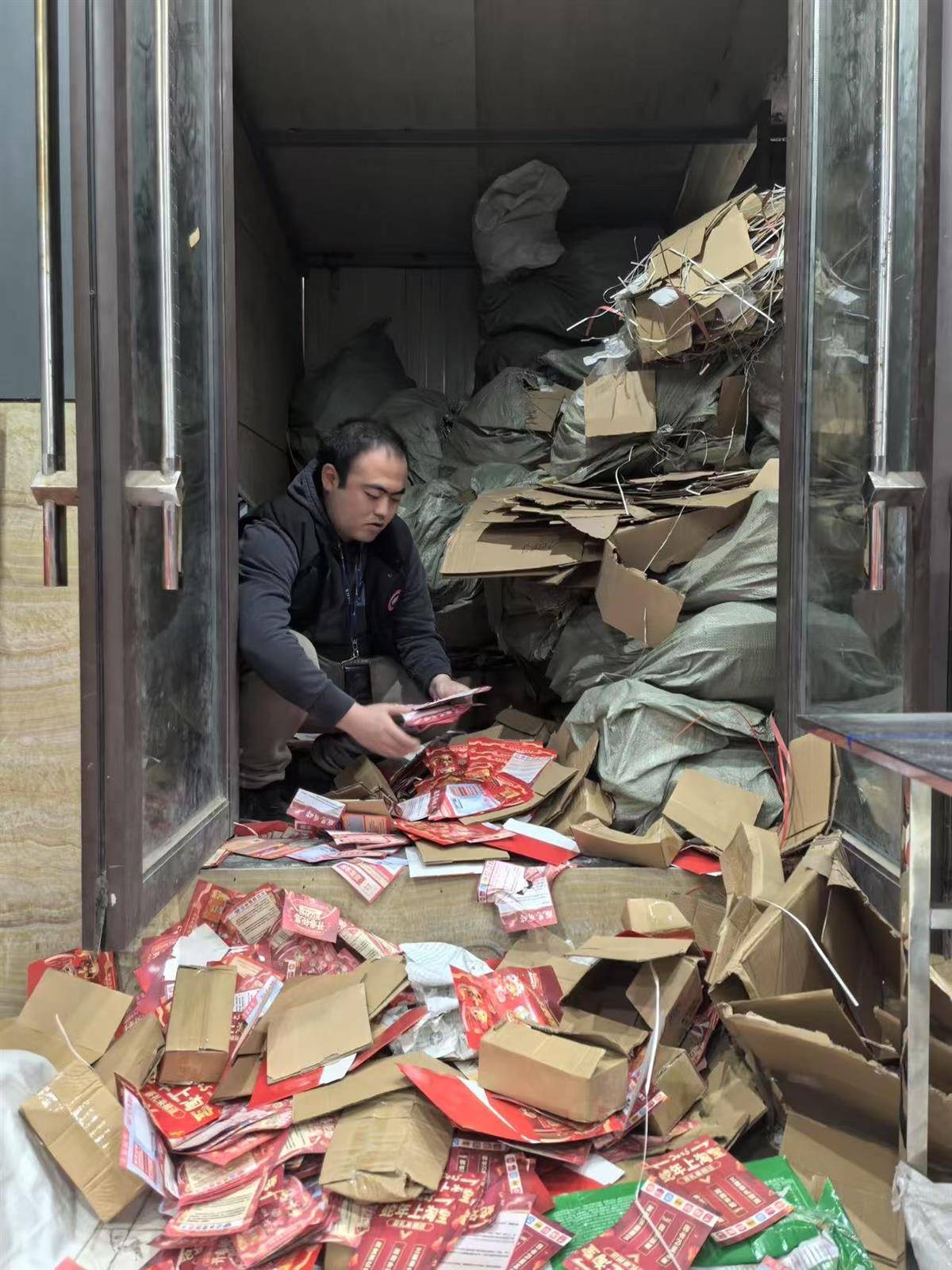 他发出的81万件快递全是电诈卡片<strong></p>
<p>LTC投资</strong>！武汉江岸警方破获特大诈骗案
