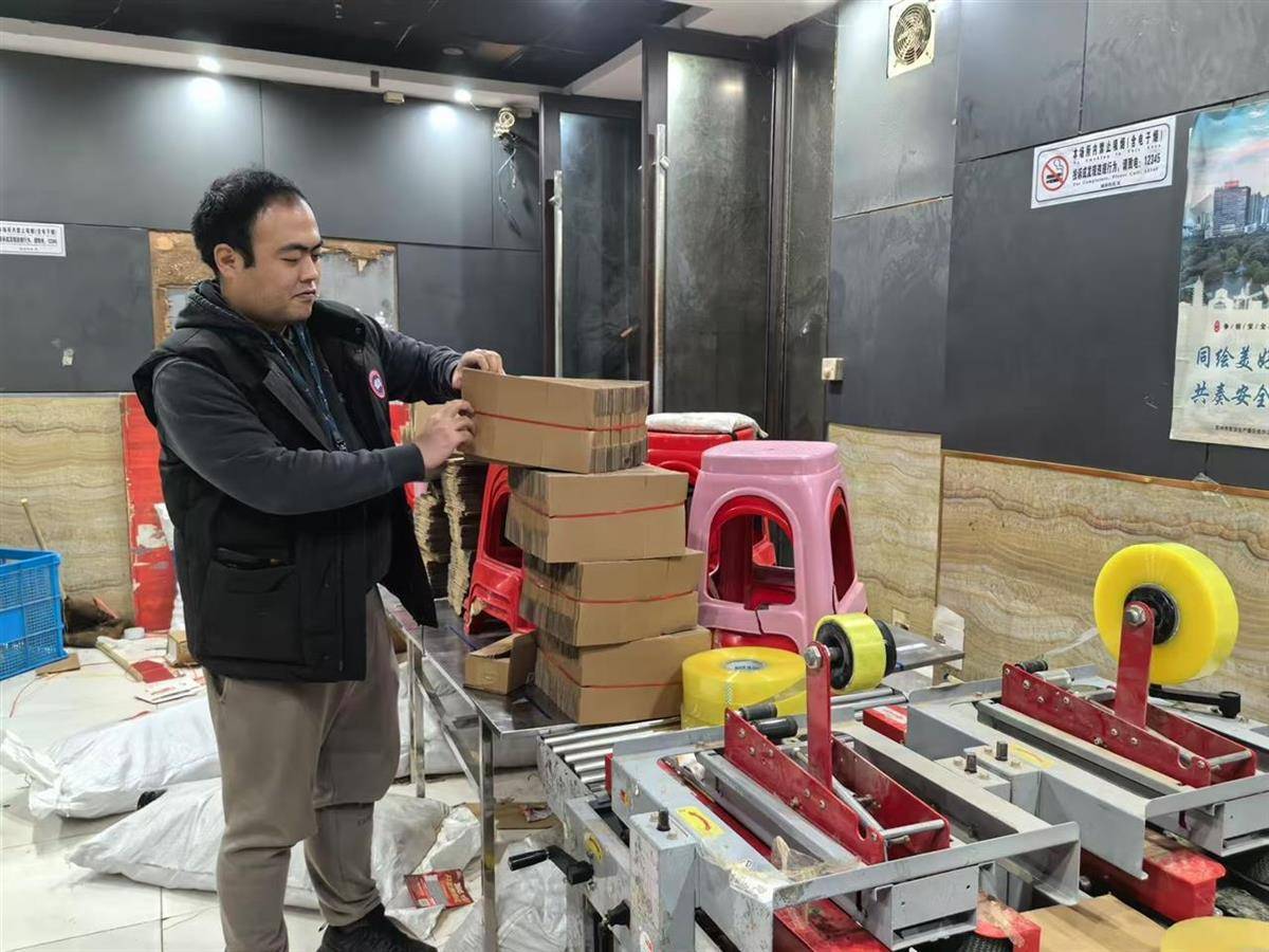 他发出的81万件快递全是电诈卡片<strong></p>
<p>LTC投资</strong>！武汉江岸警方破获特大诈骗案