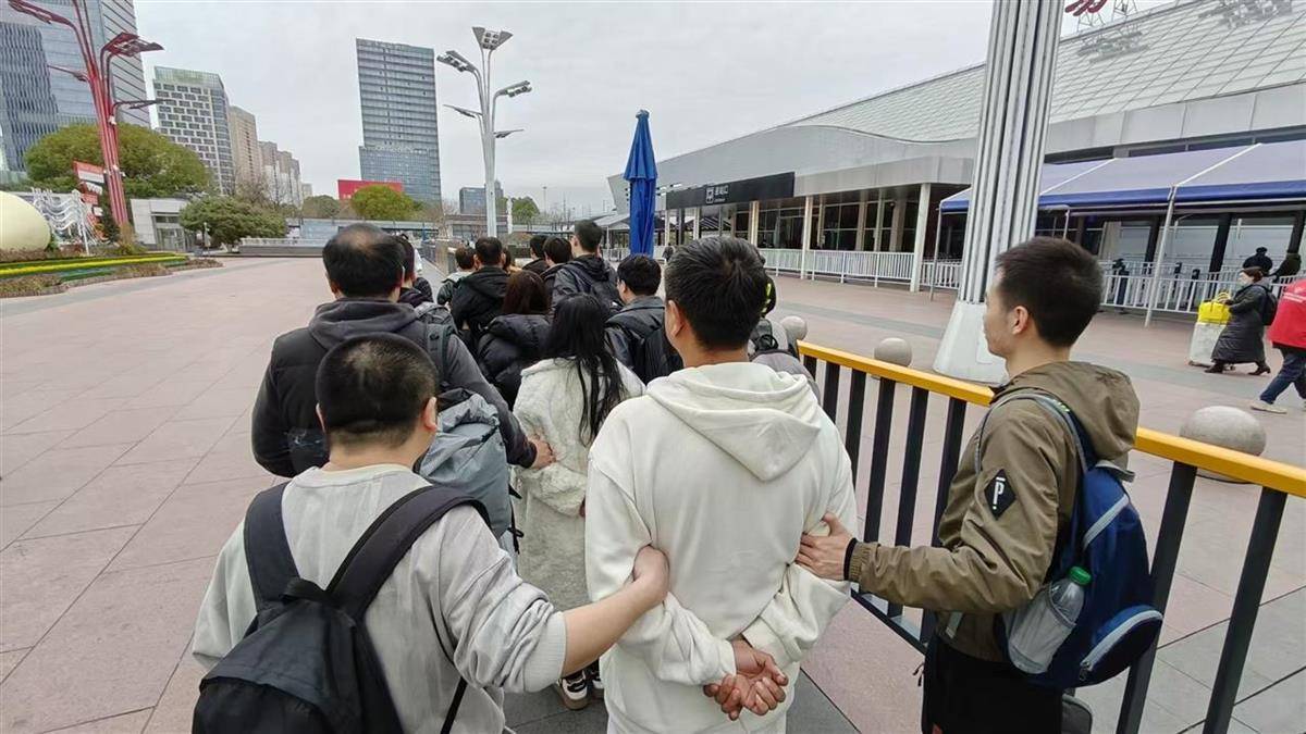 他发出的81万件快递全是电诈卡片<strong></p>
<p>LTC投资</strong>！武汉江岸警方破获特大诈骗案