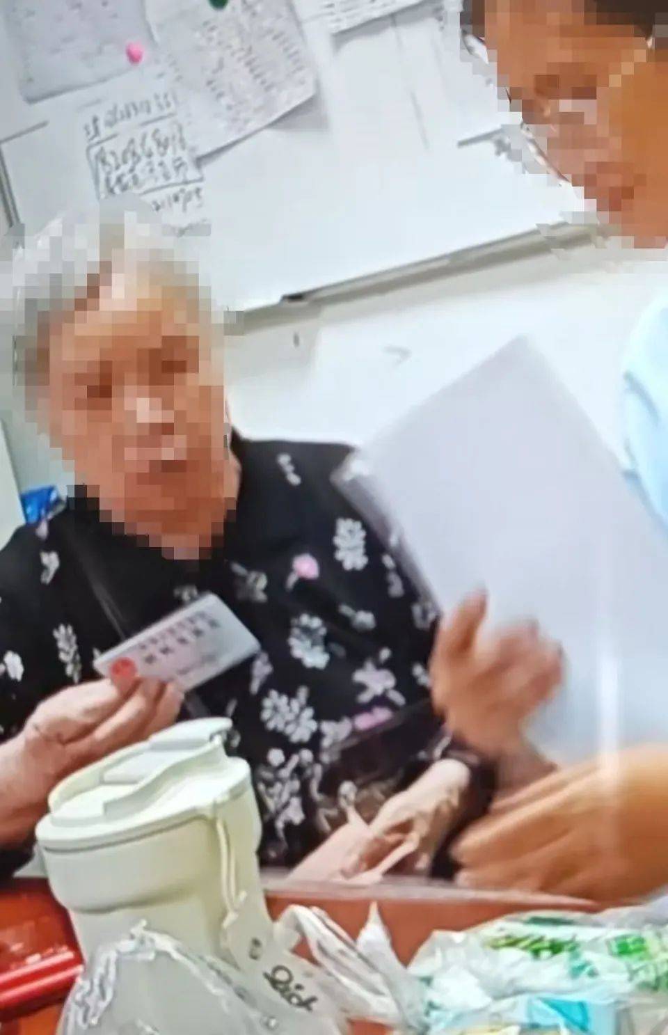 84岁老太被大女儿带出养老院<strong></p>
<p>LTC投资</strong>，取光40万存款！小女儿：养老院应担责