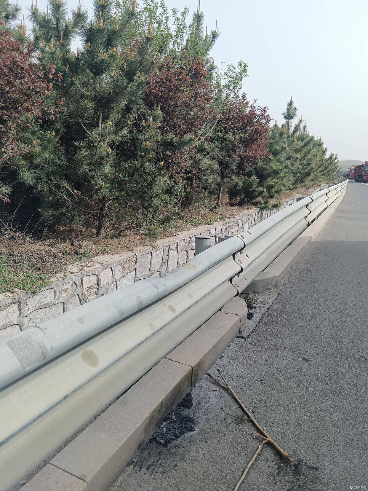 汽修店老板道路救援支千斤顶<strong></p>
<p>莱特币投资</strong>，大货车箱体侧翻致其身亡；五莲县警方：不属车祸建议自诉