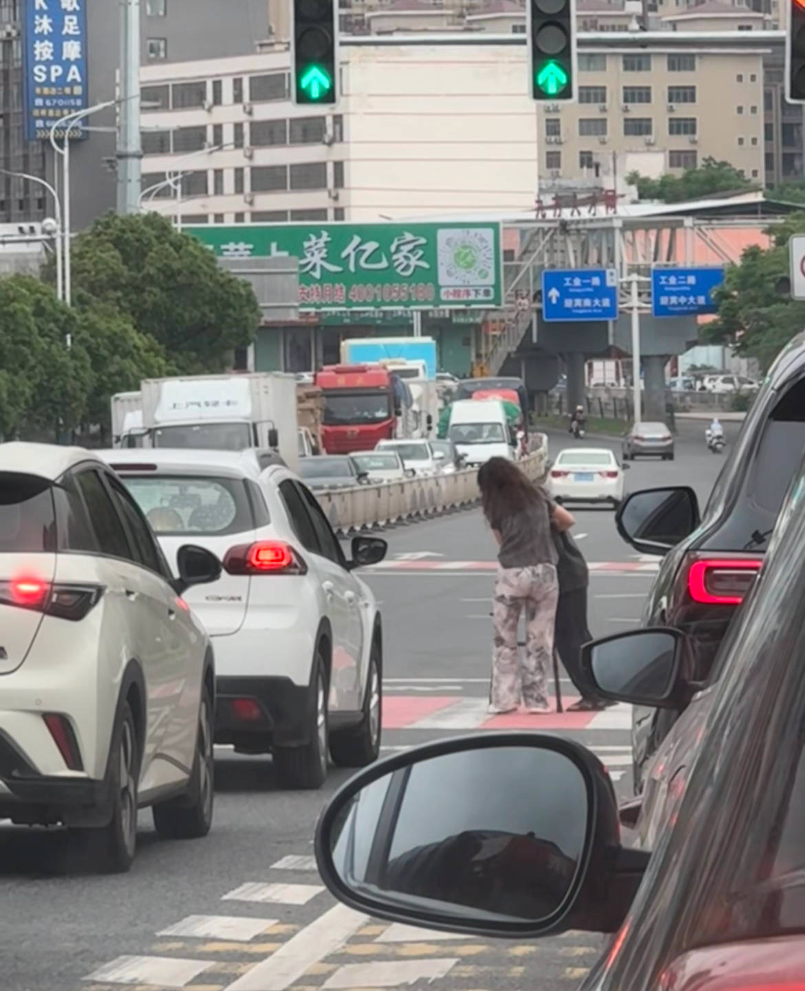 赣州女司机下车搀扶老人过马路<strong></p>
<p>IPFS投资</strong>，所有车辆等候4分钟，目击者：静静等待，没人按喇叭
