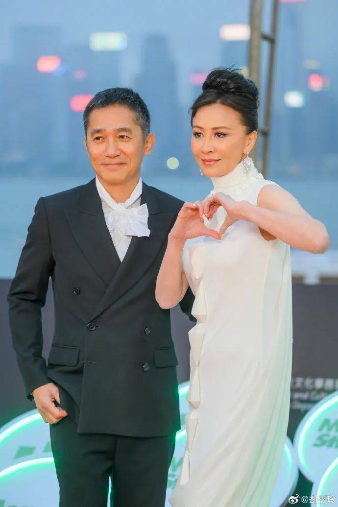 刘嘉玲连发10多张梁朝伟照片：他都不知道自己帅<strong></p>
<p>下载站</strong>！头发白了也不肯染