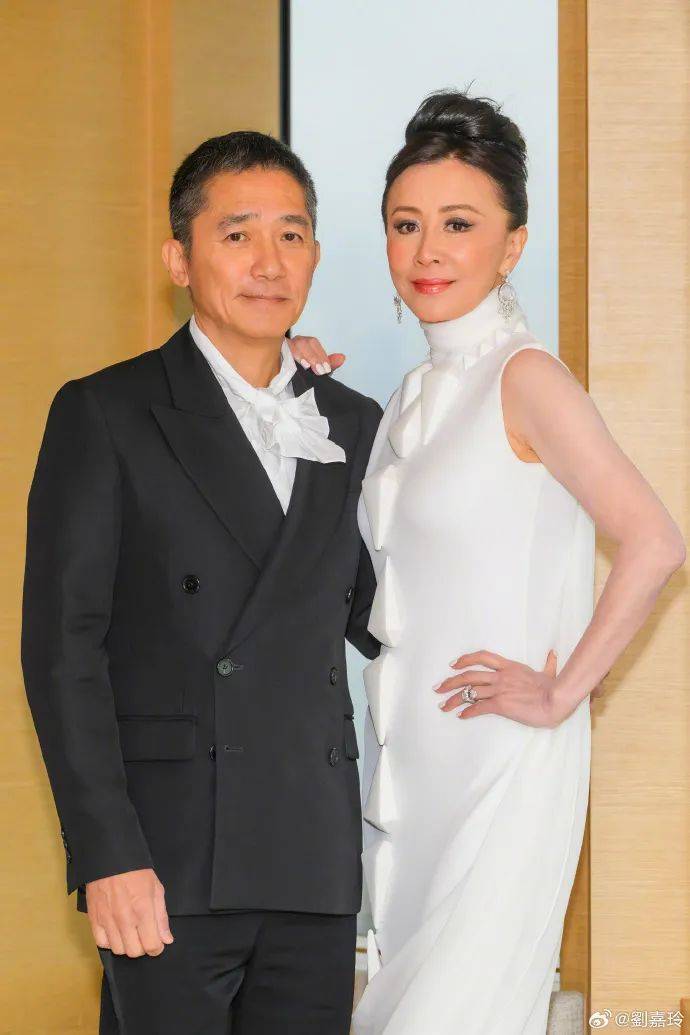 刘嘉玲连发10多张梁朝伟照片：他都不知道自己帅<strong></p>
<p>下载站</strong>！头发白了也不肯染