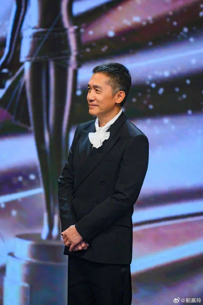 刘嘉玲连发10多张梁朝伟照片：他都不知道自己帅<strong></p>
<p>下载站</strong>！头发白了也不肯染