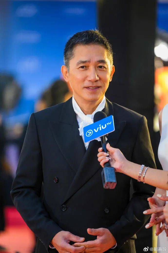刘嘉玲连发10多张梁朝伟照片：他都不知道自己帅<strong></p>
<p>下载站</strong>！头发白了也不肯染