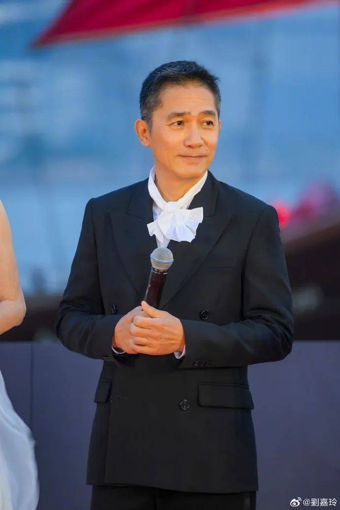 刘嘉玲连发10多张梁朝伟照片：他都不知道自己帅<strong></p>
<p>下载站</strong>！头发白了也不肯染