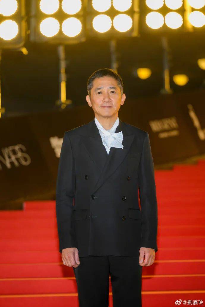 刘嘉玲连发10多张梁朝伟照片：他都不知道自己帅<strong></p>
<p>下载站</strong>！头发白了也不肯染