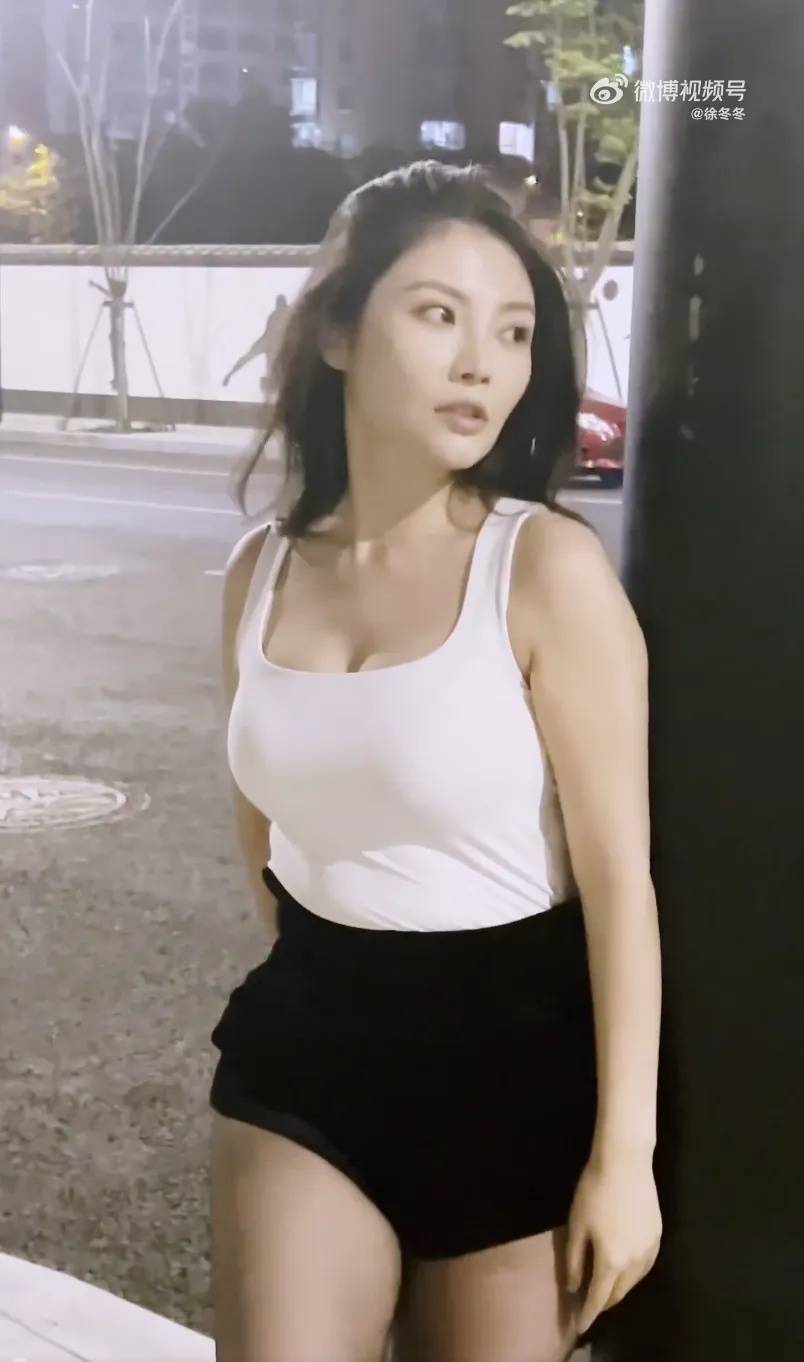 “椰树女神”徐冬冬晒真实肚子<strong></p>
<p>下载站</strong>，展示健康美：不超130斤就舒适！