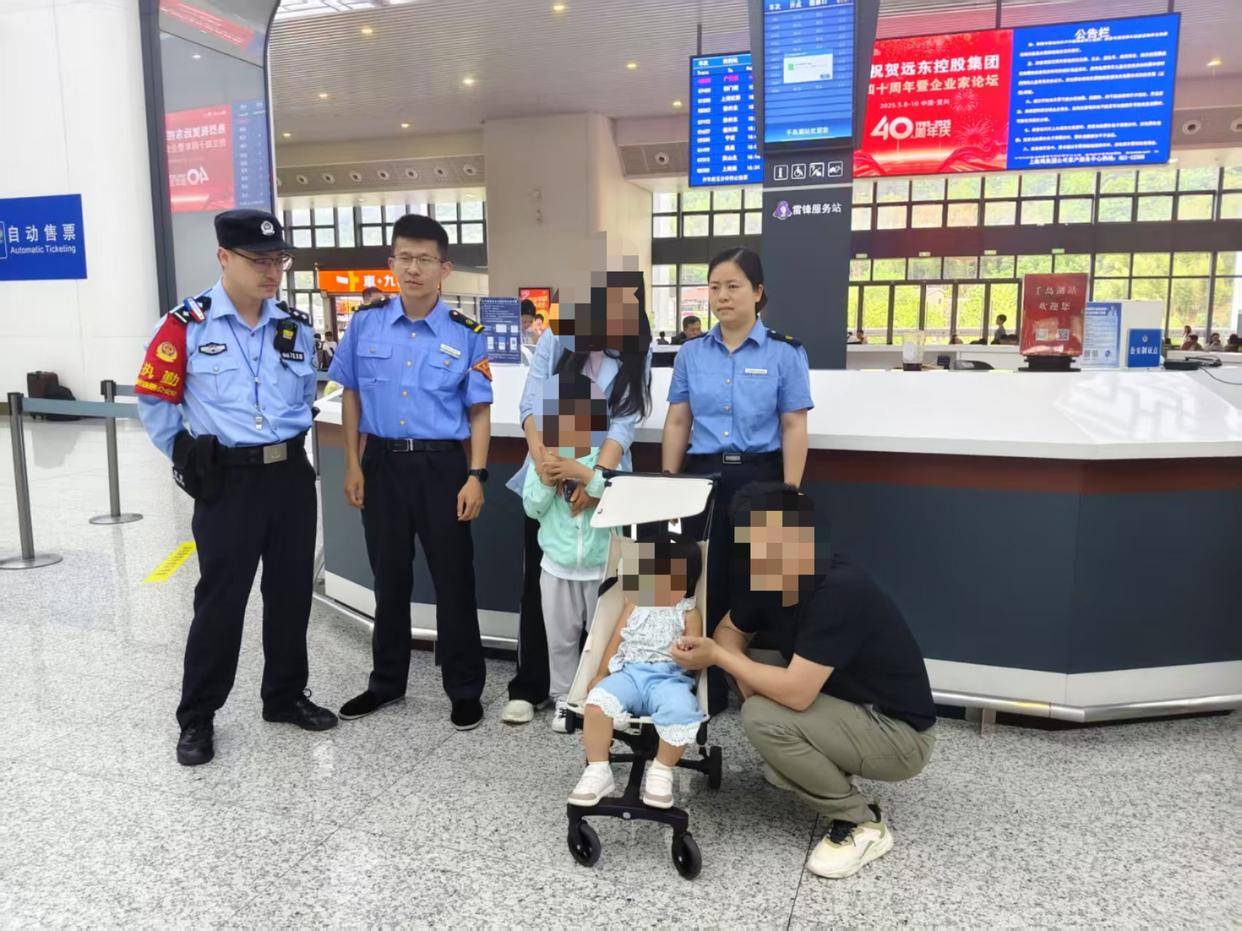 爸妈打瞌睡<strong></p>
<p>OKExAPP下载</strong>，5岁哥哥带2岁妹妹独自下高铁：想叫他们的，但是觉得保护妹妹比较重要