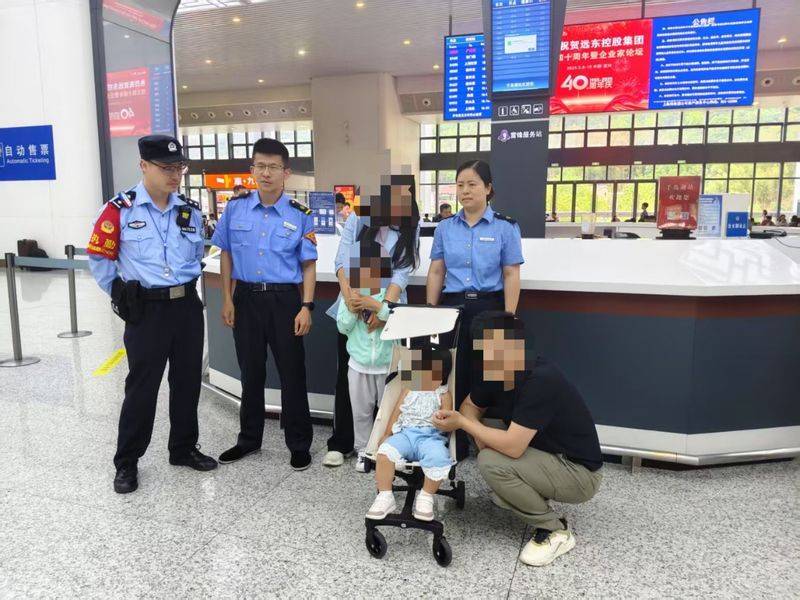 父母睡过头5岁哥哥带2岁妹妹独自下高铁<strong></p>
<p>OKExAPP下载</strong>，民警陪伴等待家长返回