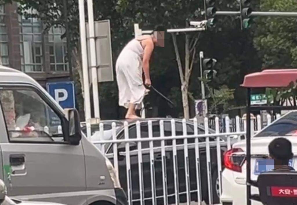 女子持械当街打砸多辆轿车<strong></p>
<p>ADAAPP下载</strong>，被顶在挡风玻璃上前行，当地：女子当场被控制，警方介入调查