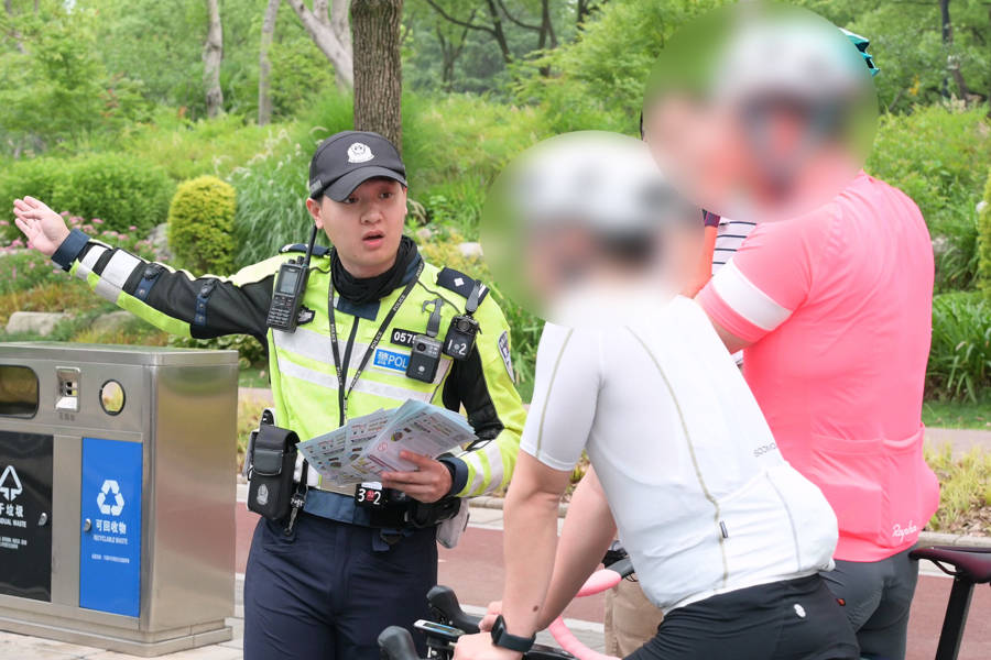 对“暴骑团”出手<strong></p>
<p>ADAAPP下载</strong>！浦东交警严查违法骑行：公路不是竞技场