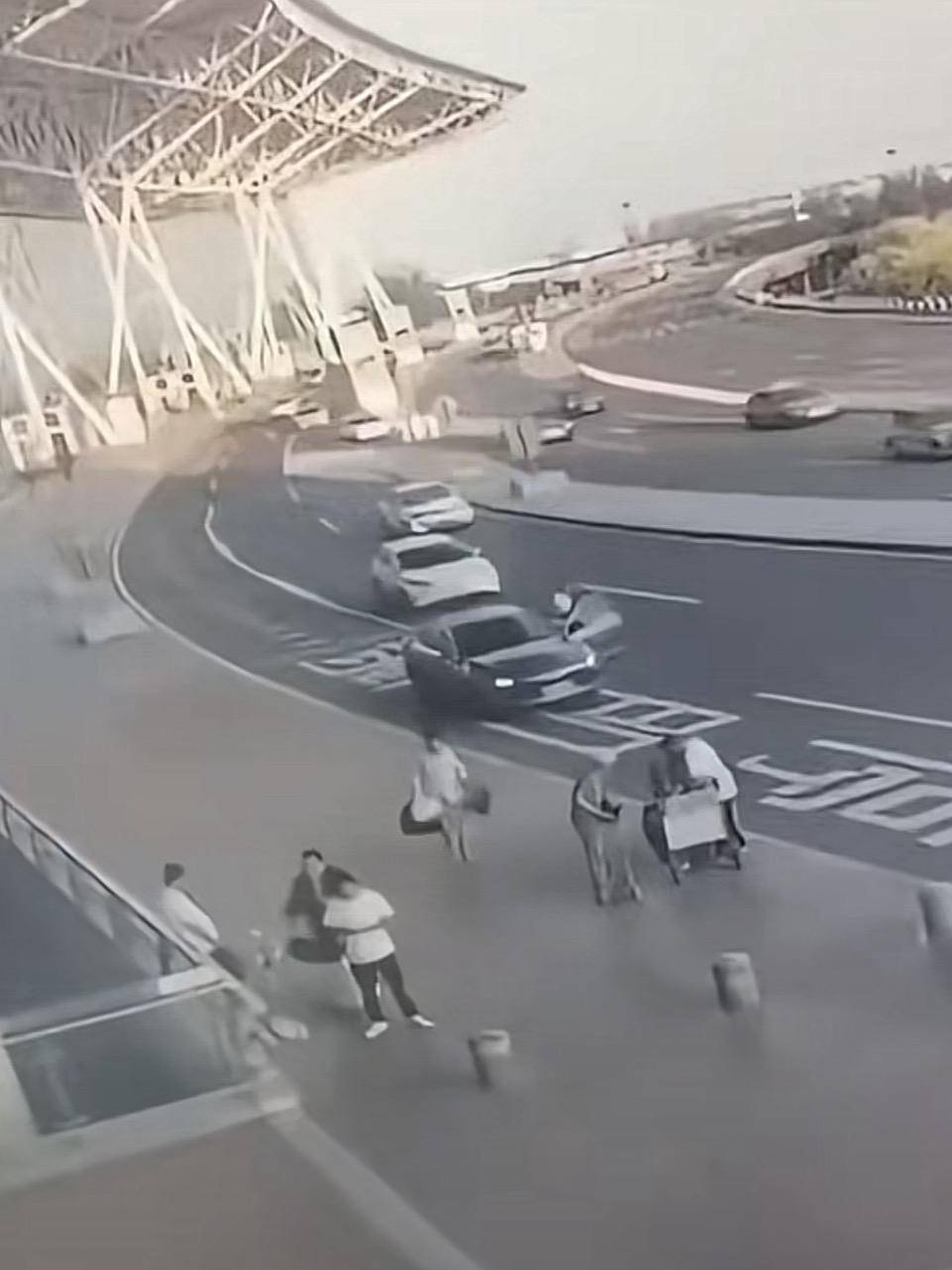 天津滨海机场一司机开门下车被相邻车道来车撞倒<strong></p>
<p>BSVAPP下载</strong>，车门脱落 交警正调查，律师分析