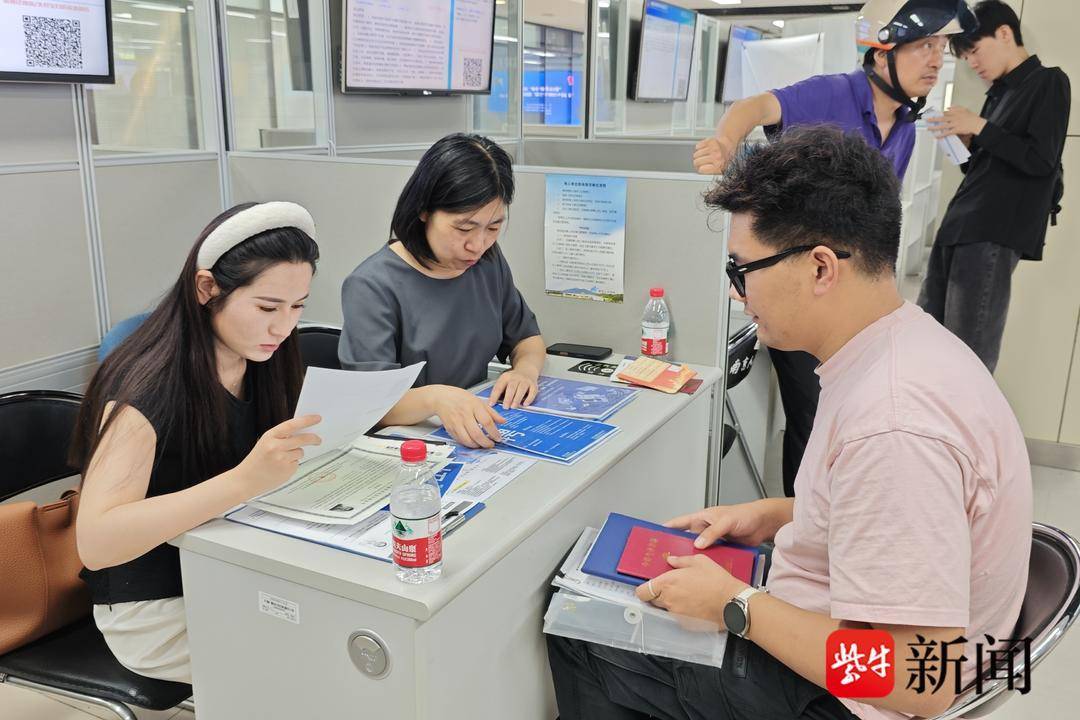 25岁小伙带一沓证书应聘！南京高校毕业生招聘会火爆<strong></p>
<p>火币行情</strong>，HR：这样的简历很加分