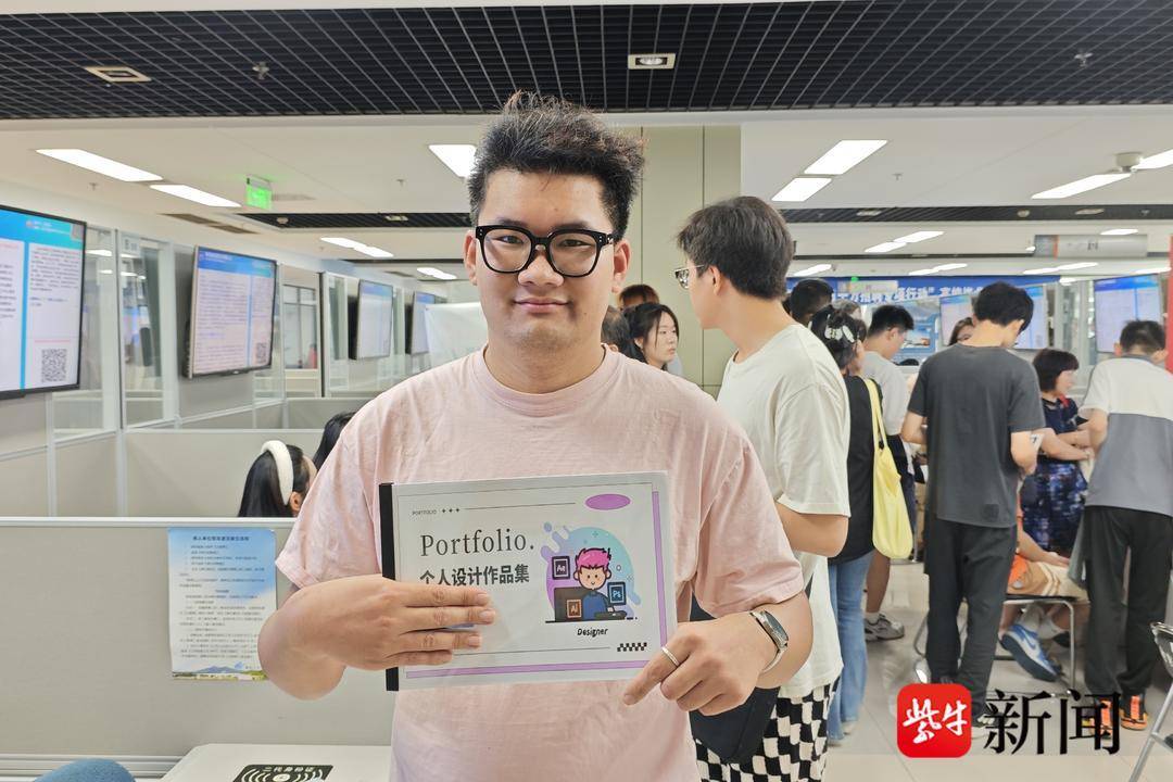 25岁小伙带一沓证书应聘！南京高校毕业生招聘会火爆<strong></p>
<p>火币行情</strong>，HR：这样的简历很加分