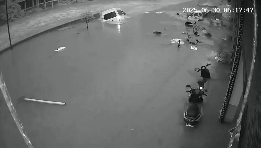 云南彝良县遭遇强降雨：有车辆被冲入河道<strong></p>
<p>币安行情</strong>，暂未接到伤亡报告
