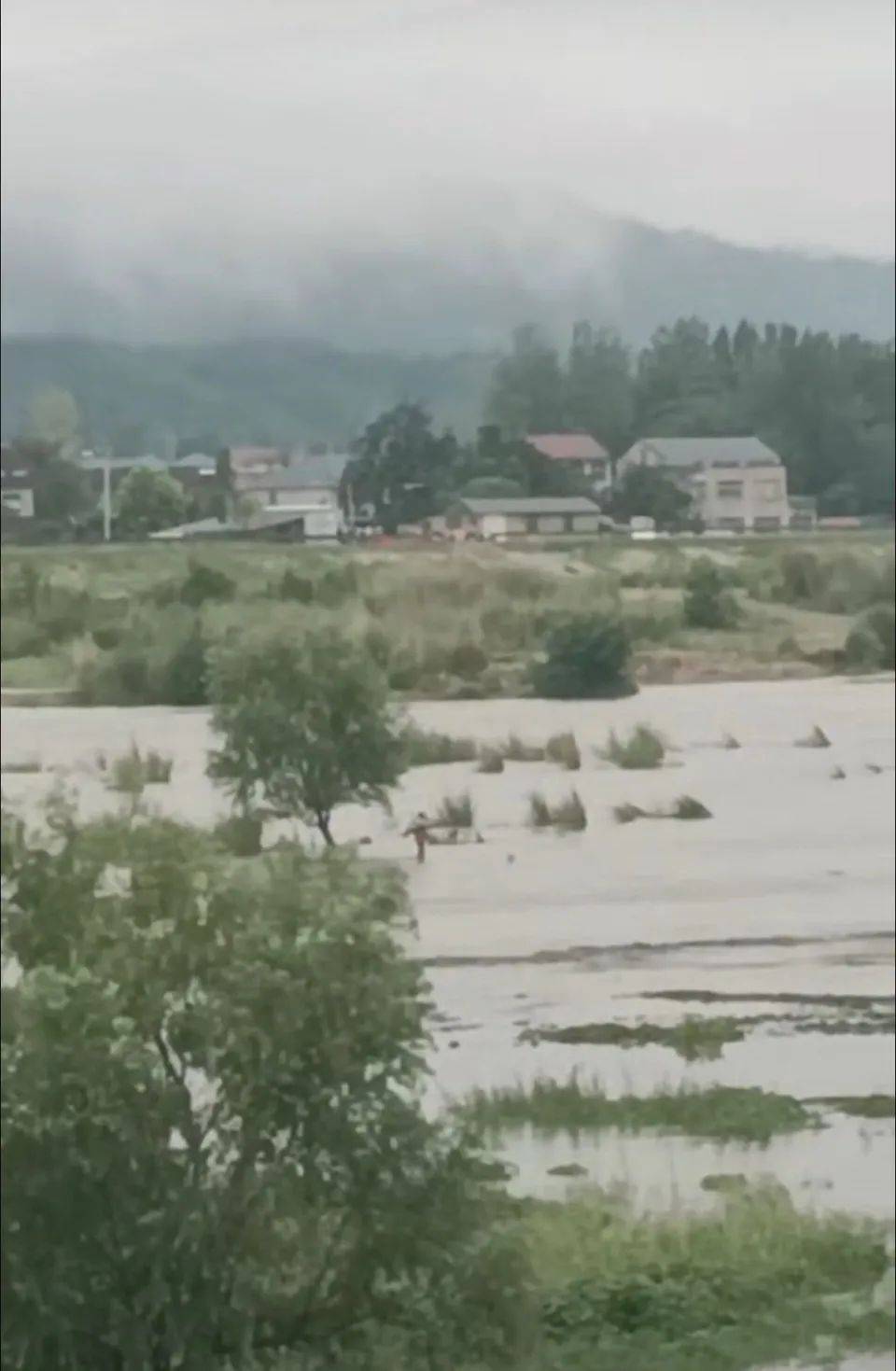 上游泄洪致下游突涨水<strong></p>
<p>DOT行情</strong>，多名钓鱼者被困河中；湖北谷城警方：救起30余人，1人不幸溺亡
