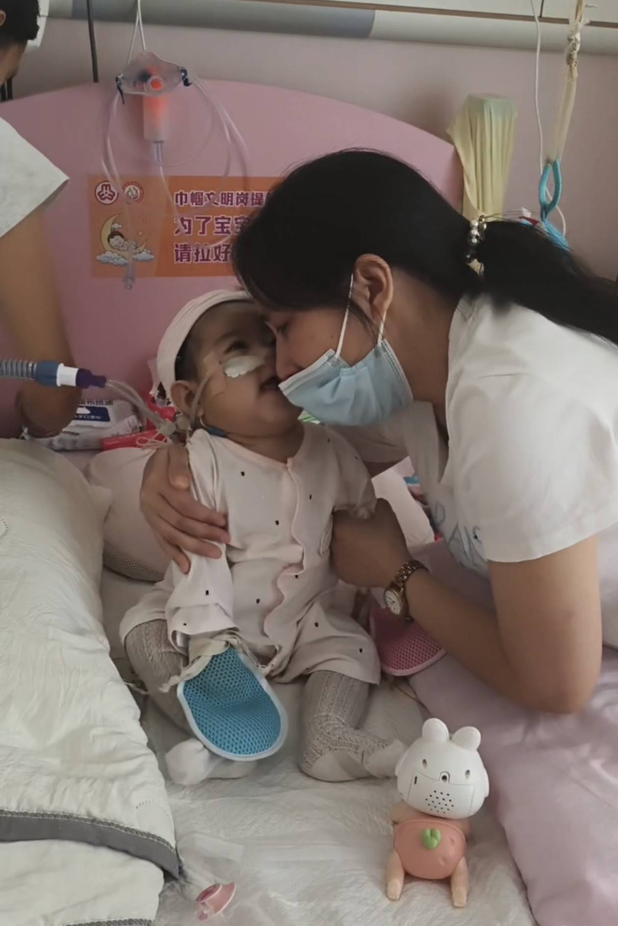 奶奶在哭<strong></p>
<p>抹茶价格</strong>，宝宝在笑！40天女婴重病，00后父亲割肝救女，术后这一幕让网友泪奔